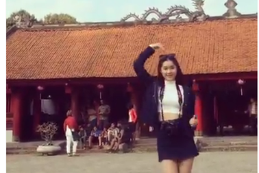 Tranh cãi thiếu nữ mặc váy ngắn nhảy nhót ở Văn Miếu