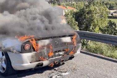 Đi mua Ferrari F355 cũ, vừa chạy thử xe đã cháy rụi