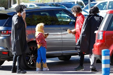 C.Ronaldo hóa trang kinh dị đưa quý tử đi học