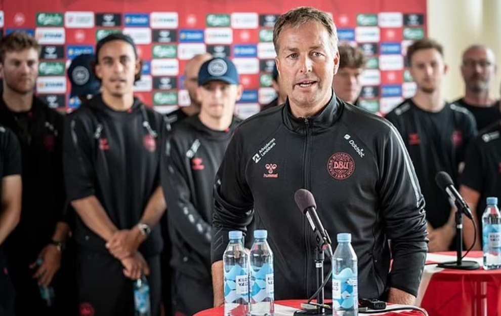 Cổ động viên chào đón tuyển thủ Đan Mạch trở về nhà như người hùng - 4