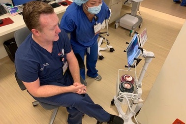 Mùa Covid-19, bệnh viện dùng iPad và Zoom để kiểm tra bệnh nhân