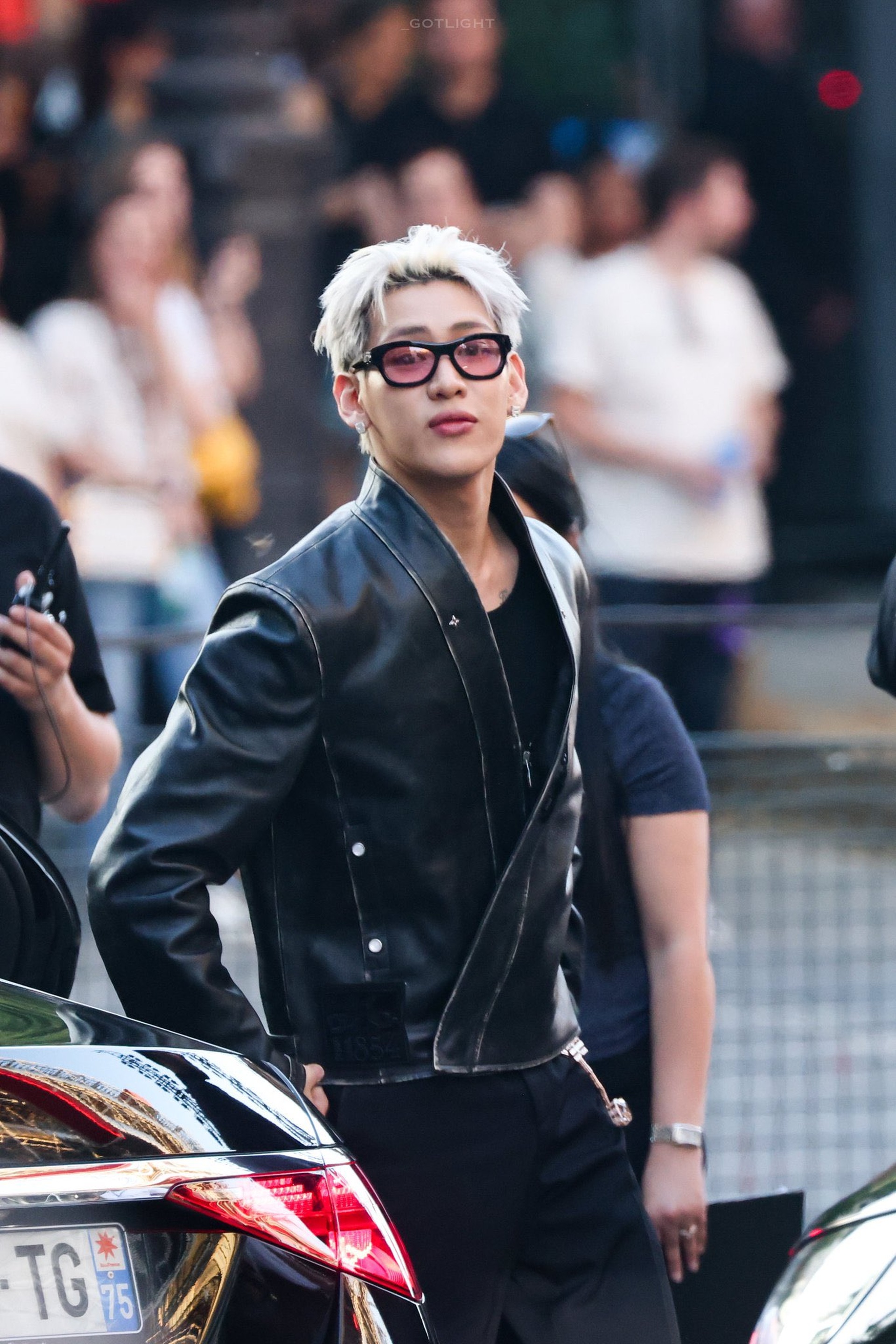 HIEUTHUHAIが3億3000万ドン以上の価値のある服を着て、J-Hope(BTS)と一緒にポーズをとって話題を呼ぶ - 10 HIEUTHUHAI diện đồ hơn 330 triệu đồng, gây sốt khi đọ dáng bên J-Hope (BTS) - 10