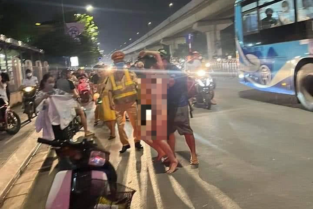 Cô gái xinh đẹp khỏa thân đi dưới lòng đường Nguyễn Trãi - 2 Cô gái xinh đẹp khỏa thân đi dưới lòng đường Nguyễn Trãi - 2