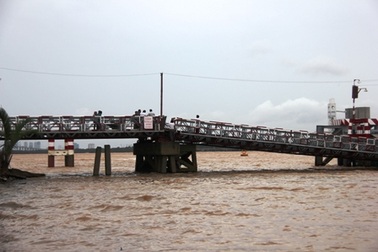 Phà Cát Lái hoạt động trở lại sau 10 tiếng "tê liệt"