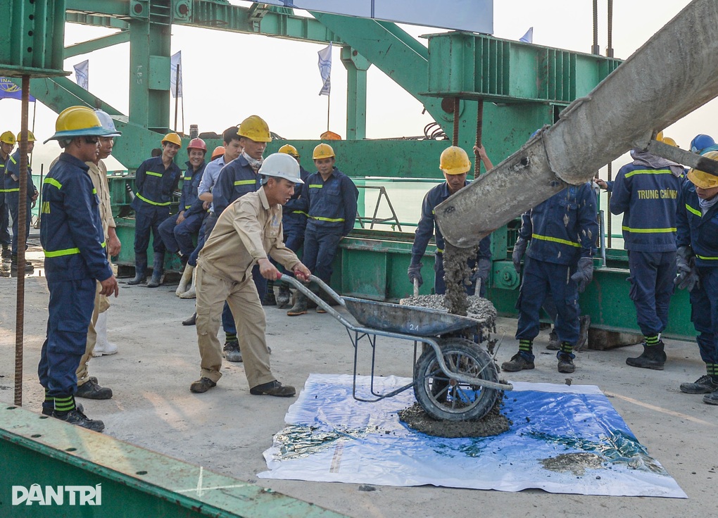Đổ mẻ bê tông cuối cùng hợp long cầu Vĩnh Tuy 2 - 3 Đổ mẻ bê tông cuối cùng hợp long cầu Vĩnh Tuy 2 - 3