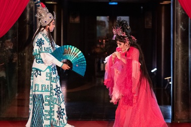 NTK Võ Việt Chung đưa hát bội, đờn ca tài tử vào show thời trang