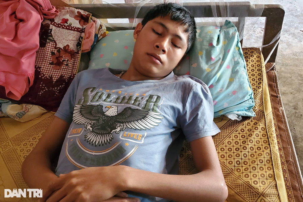 Bố mất, mẹ đi lấy chồng, con nguy cơ cắt chân vì không có tiền ghép xương - 3 Bố mất, mẹ đi lấy chồng, con nguy cơ cắt chân vì không có tiền ghép xương - 3