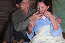 Chồng hái măng rừng, mơ một ngày có thể phẫu thuật tim cho vợ