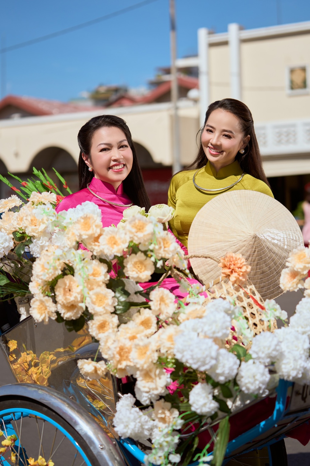 Út Trong Đất phương Nam hiếm hoi lộ diện, khoe dáng với áo dài trên phố - 7 Út Trong Đất phương Nam hiếm hoi lộ diện, khoe dáng với áo dài trên phố - 7