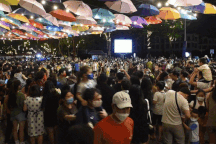 Hàng nghìn du khách chen nhau tại phố đi bộ Trịnh Công Sơn ngày đầu mở lại