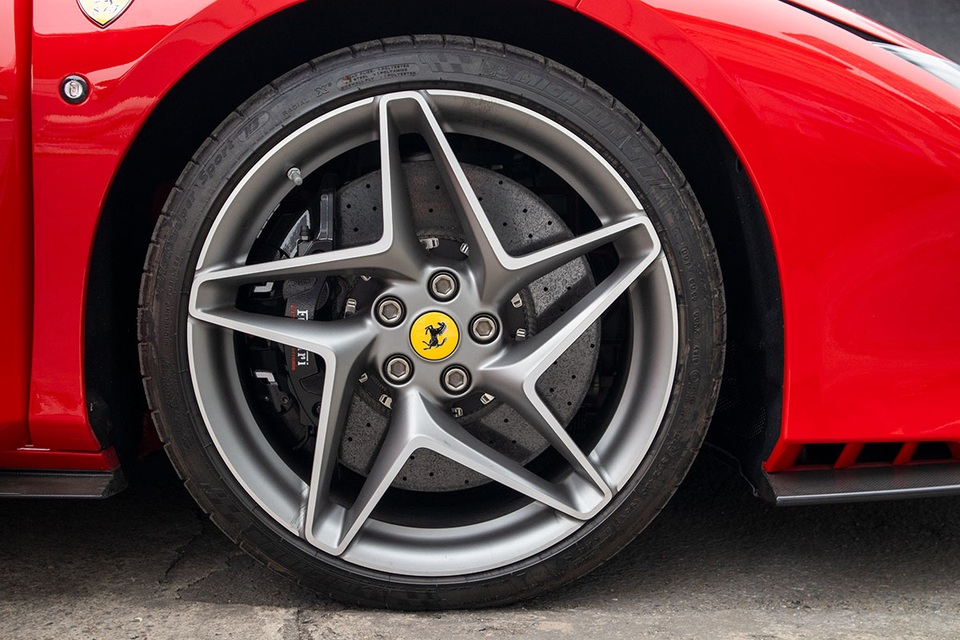 Mục sở thị Ferrari F8 Spider thứ 2 tại Việt Nam, giá gần 30 tỷ đồng - 4 Mục sở thị Ferrari F8 Spider thứ 2 tại Việt Nam, giá gần 30 tỷ đồng - 4