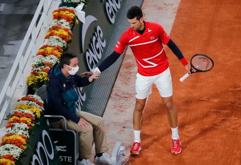 Novak Djokovic lại đánh bóng trúng mặt... trọng tài - 2 Novak Djokovic lại đánh bóng trúng mặt... trọng tài - 2