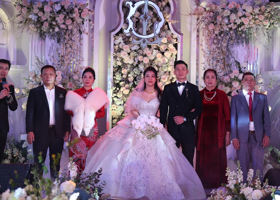 Đám cưới Tiến Dũng và Khánh Linh: Gần 2000 khách, bất ngờ quà cảm ơn - 9 Đám cưới Tiến Dũng và Khánh Linh: Gần 2000 khách, bất ngờ quà cảm ơn - 9