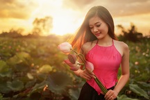 Nữ sinh trường Hàng hải e ấp bên đầm sen đất Cảng