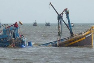 Tàu cá bị đâm chìm, 5 ngư dân rơi xuống biển, 2 người mất tích