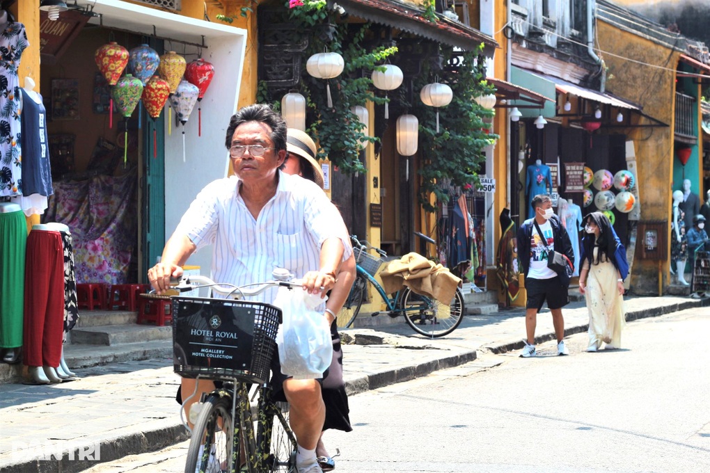 Du khách đội mũ rộng vành, xịt kem chống nắng để dạo phố ở Hội An - 4 Du khách đội mũ rộng vành, xịt kem chống nắng để dạo phố ở Hội An - 4
