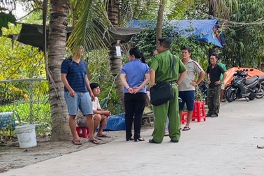 Mẹ phát hiện con trai tử vong dưới mương nước ở TPHCM