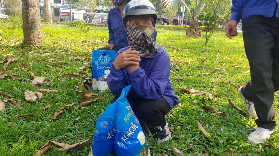 Lao động tự do nhận gạo hỗ trợ trên đường phố - 5 Lao động tự do nhận gạo hỗ trợ trên đường phố - 5