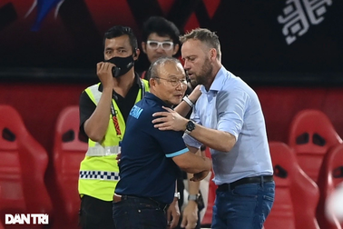 Sếp lớn Thái Lan bình luận về khả năng HLV Polking sang Việt Nam