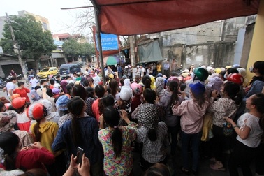 Hàng nghìn công nhân đình công, ném trứng thối, gây sức ép đòi quyền lợi