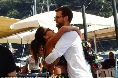 Ca sỹ Mỹ hạnh phúc bên bạn trai kém 13 tuổi