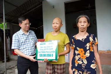 Trao gần 140 triệu đồng tới người phụ nữ mắc ung thư nuôi mẹ già bệnh tật