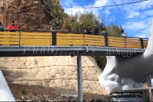 Cây cầu "nhái" Cầu Vàng Đà Nẵng nhưng được sơn móng đỏ chót