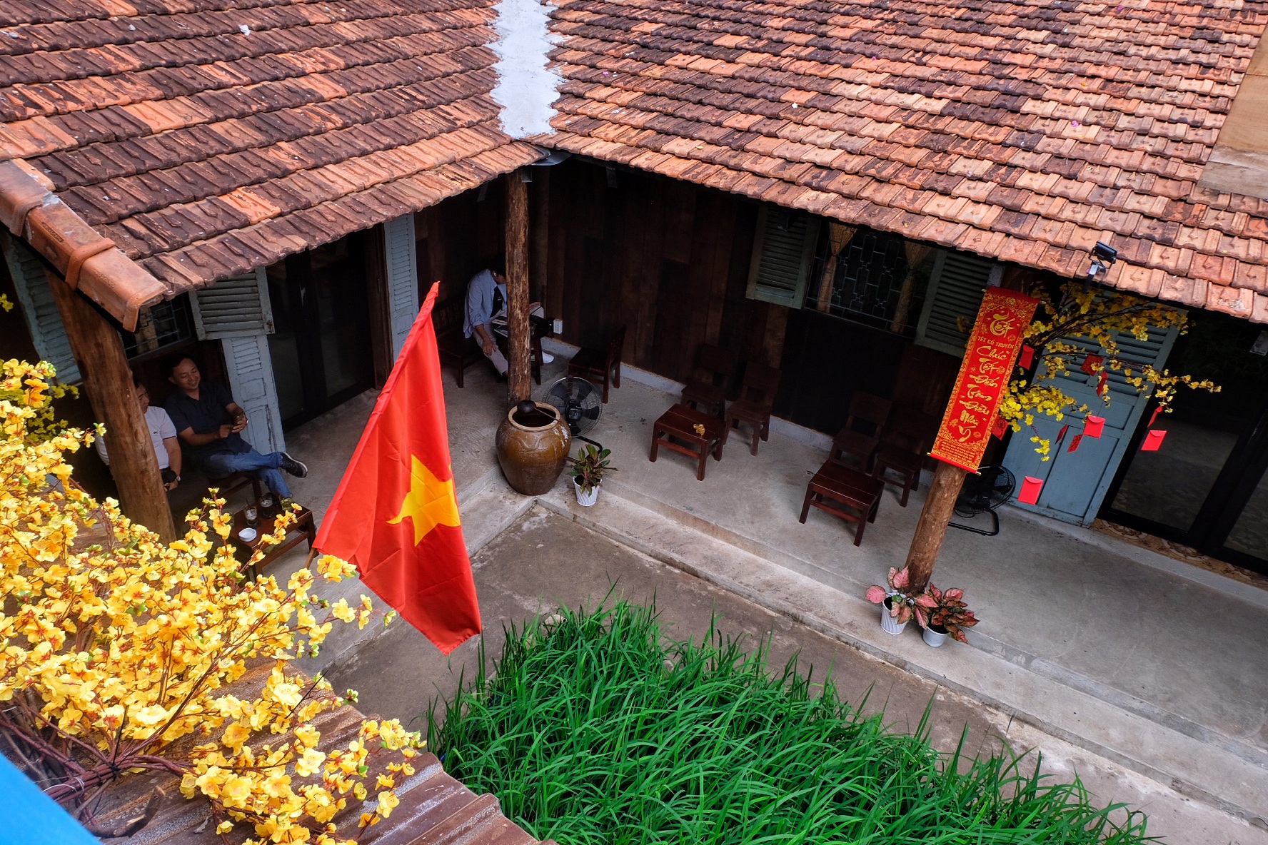 ហាងកាហ្វេនៅហូជីមិញ មានចង្ក្រានឈើ និងគុម្ពឈើ៖ អតិថិជនបើកឡាន 1 ម៉ោងដើម្បីថតរូប - 3 Quán cà phê ở TPHCM có bếp củi, giàn bầu: Khách chạy 1 tiếng đến chụp ảnh - 3