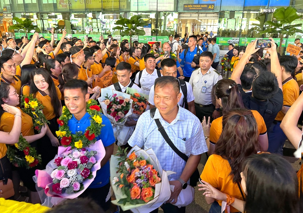 Hàng trăm cổ động viên chào đón CLB bóng đá LPBank - HCMC trở về - 3 Hàng trăm cổ động viên chào đón CLB bóng đá LPBank - HCMC trở về - 3