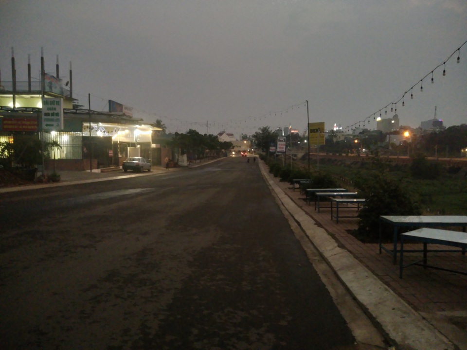 Nhiều tỉnh thành đóng cửa ngủ sớm, tạm dừng buôn bán chống dịch Covid-19 - 1