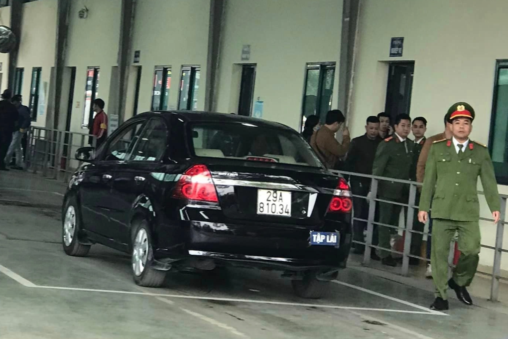 Hà Nội: Nhiều cảnh sát xuất hiện tại Trung tâm đăng kiểm ở Mỹ Đình - 1 Hà Nội: Nhiều cảnh sát xuất hiện tại Trung tâm đăng kiểm ở Mỹ Đình - 1