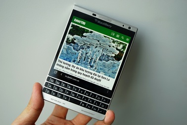 Cận cảnh Blackberry Passport phiên bản màu bạc tại Việt Nam