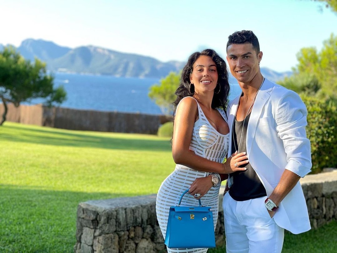 Bạn gái Ronaldo là triệu phú tự thân, không tiêu một xu của bạn trai - 2 Bạn gái Ronaldo là triệu phú tự thân, không tiêu một xu của bạn trai - 2