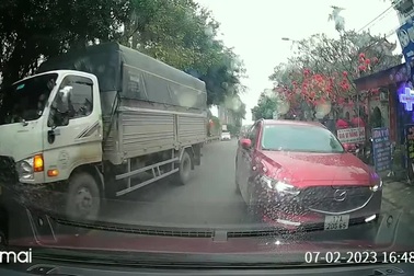 Ô tô thản nhiên dừng giữa đường để mua đồ