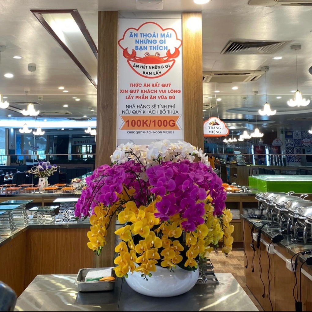 Ăn buffet, xách 10 kg hải sản mang về: Khi miếng ăn là miếng... tồi tàn! - 2 Ăn buffet, xách 10 kg hải sản mang về: Khi miếng ăn là miếng... tồi tàn! - 2
