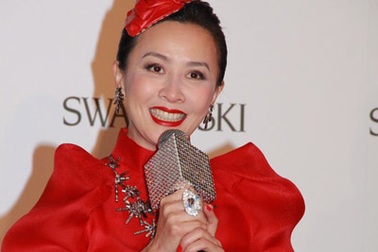 Lưu Gia Linh lộ răng vàng úa