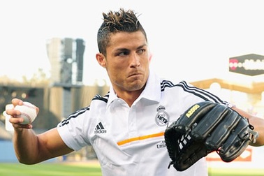 C.Ronaldo tập chơi bóng chày