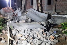 Sập rìa mái nhà đang thi công, 2 người tử vong