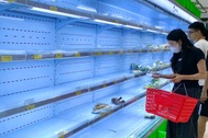 Trước bão Wipha, người dân Hà Nội vét rau, thịt trong siêu thị