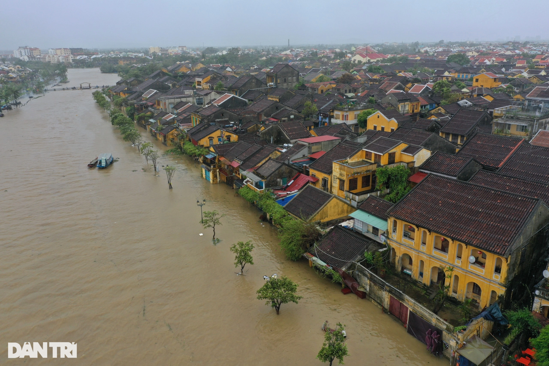 Du khách bàng hoàng khi tận mắt thấy phố cổ Hội An tan hoang sau bão - 2 Du khách bàng hoàng khi tận mắt thấy phố cổ Hội An tan hoang sau bão - 2
