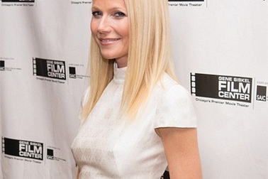 Gwyneth Paltrow không mặc áo lót đi nhận giải thưởng