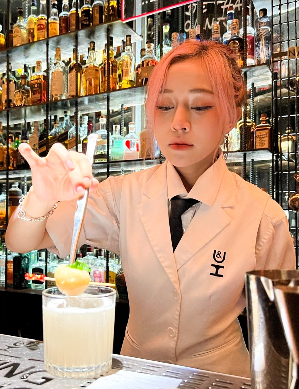 Nữ bartender triệu view, pha rượu như múa: Làm gì khi khách mời bay? - 8 Nữ bartender triệu view, pha rượu như múa: Làm gì khi khách mời bay? - 8