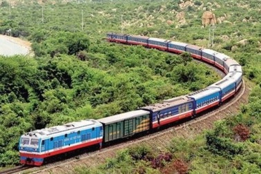 Khẩn cấp dừng tàu Bắc - Nam vì phát hiện bom nằm áp sát đường sắt