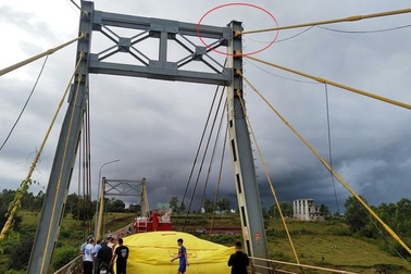 Con rể leo lên đỉnh trụ cầu đòi tự tử vì thường xuyên bị cha vợ mắng