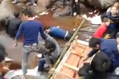 Video giây phút kinh hoàng 45 người đưa tang rơi xuống suối