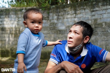 Người đàn ông đeo "mai rùa" cầu xin cứu mạng hai con mang bệnh hiểm nghèo