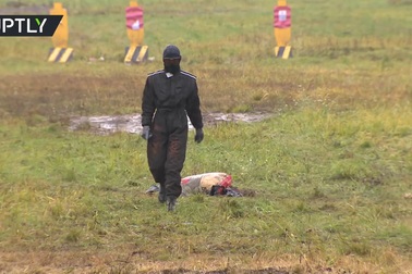 Cô gái bình thản đi qua vụ nổ lớn