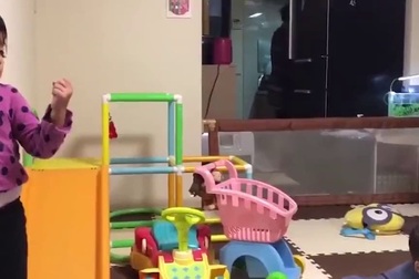 Trận đấu karatedo đáng yêu giữa hai chị em