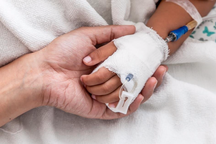 Trẻ bị bỏng suýt gặp họa vì gia đình ngâm trong thùng nước đưa đến viện