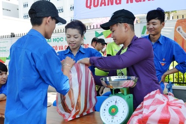 “Giải cứu” dưa hấu, hỗ trợ sinh viên quê Quảng Ngãi